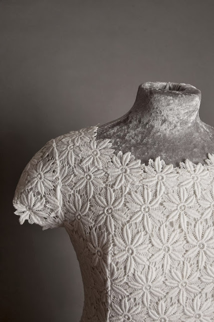 1960s lace wedding dress, detail of neckline with daisy lace, c HVB vintage wedding blog 2013